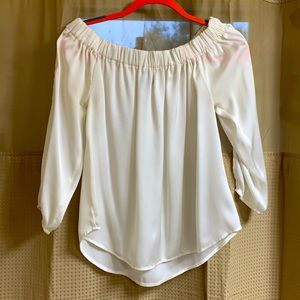 White blouse with ruched lining
